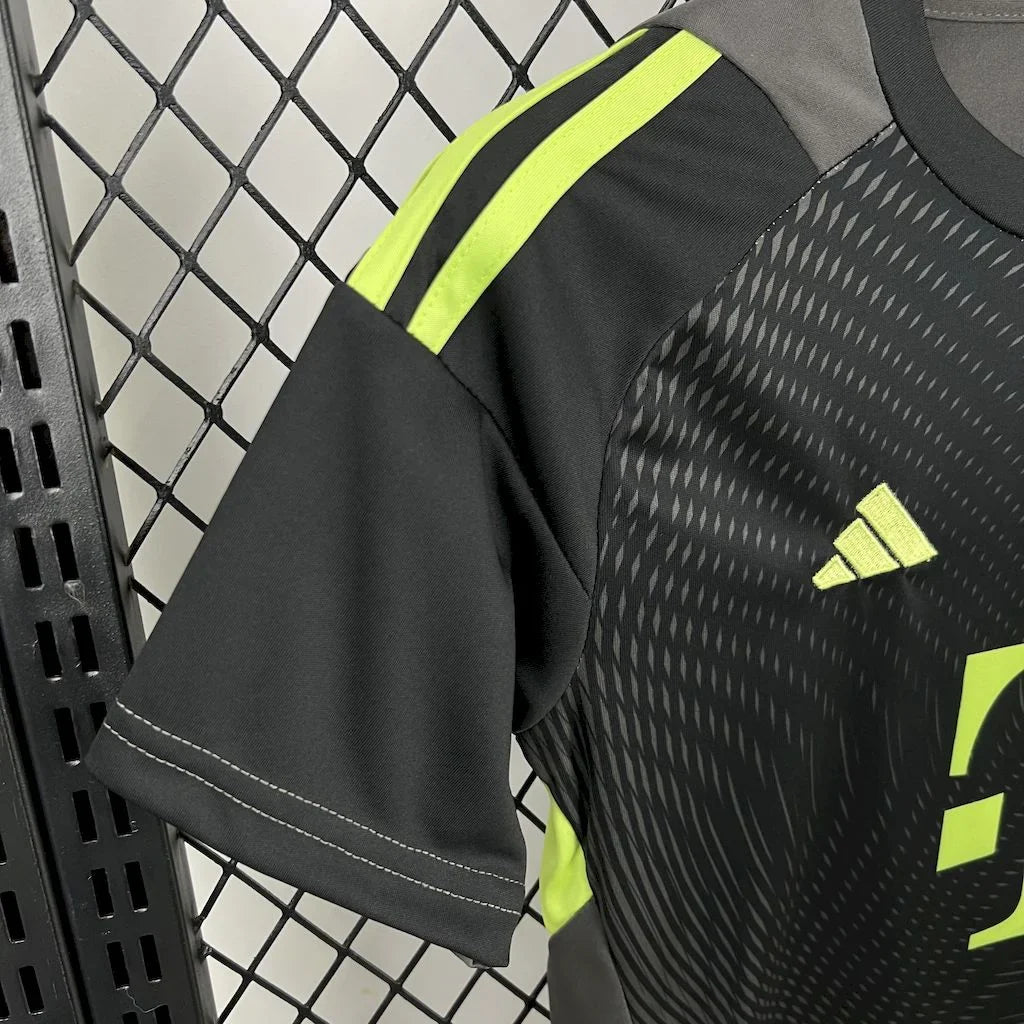 2025/2026 Bayern Munchen Goalkeeper Kids Size Kit